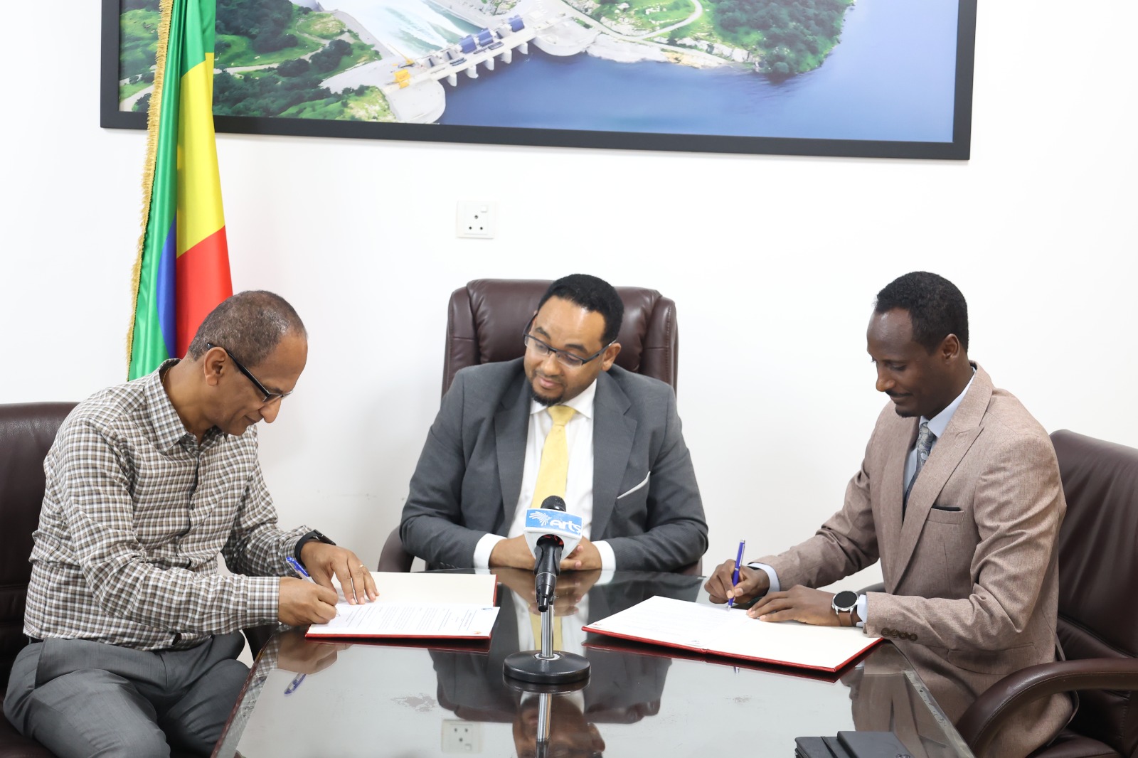 በዱባይና ሰሜን ኤምሬቶች የኢትዮጵያ ኮሚኒቲ ማኅበር በበጎ አድራጎት ሥራዎች በጋራ ለመስራት አሜሪካ ከሚገኝ People to People (P2P) Bridge ከተባለ ማኅበር ጋር የመግባቢያ (MOU) ስምምነት ተፈራረመ!